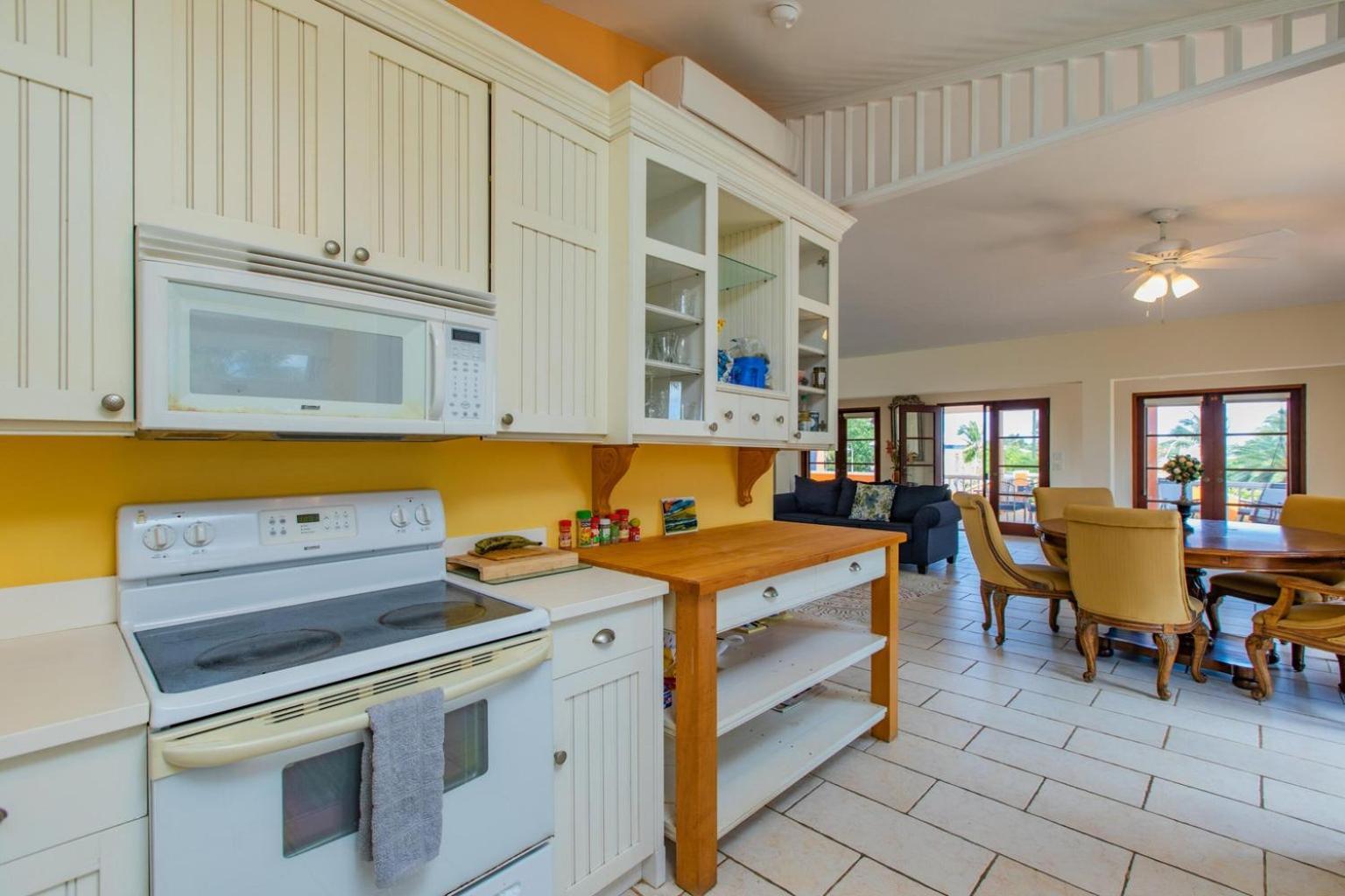 Welcome To Walk To The Located Walking Distance To The And Caye Marina *