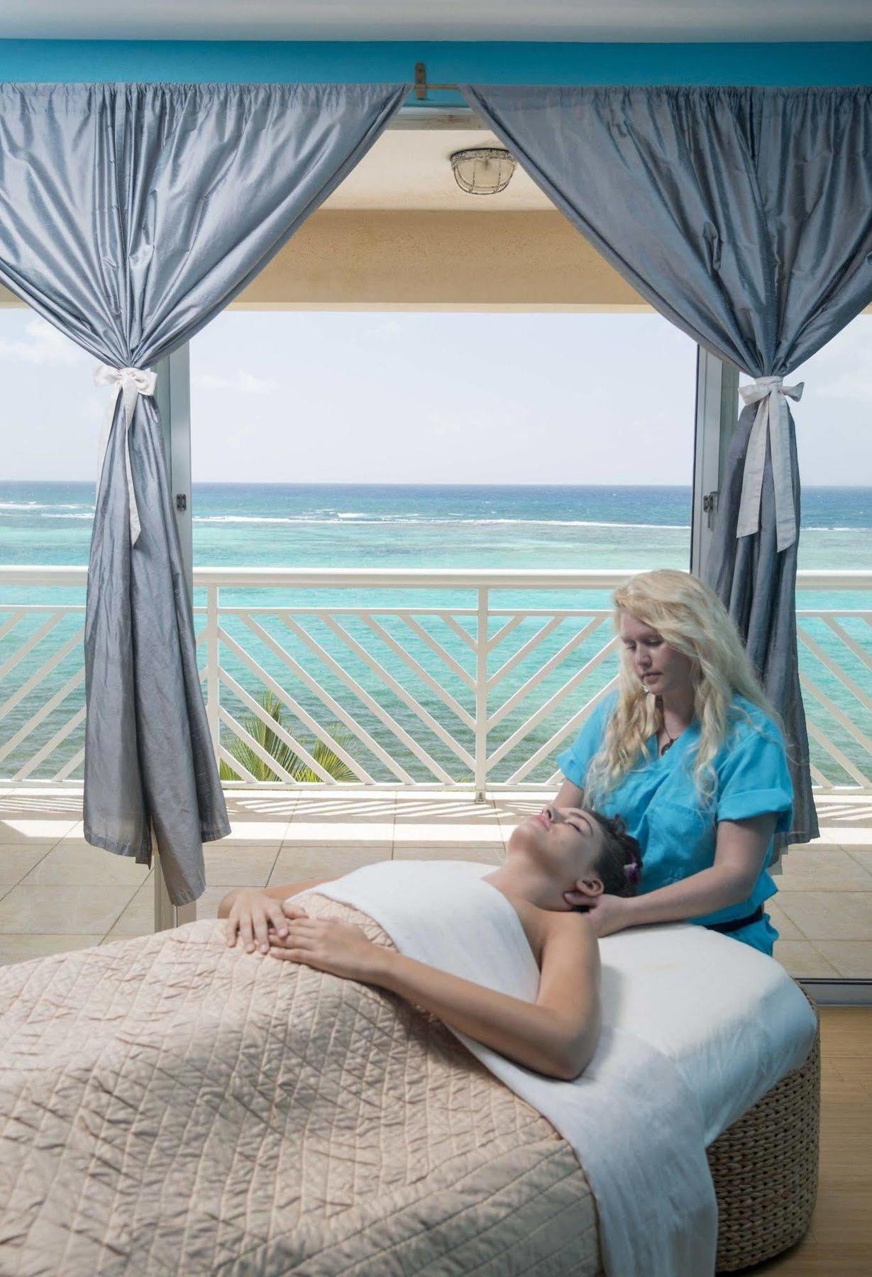 Hotel Carina Bay Boutique & Casino